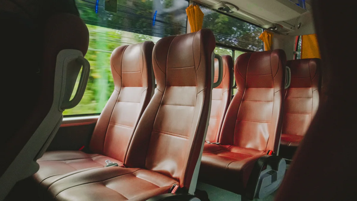 Tomma stolar i kupén på en modern turistbuss
